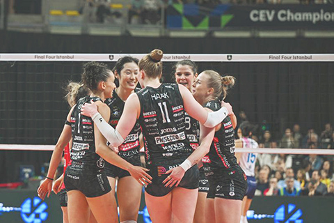 ◎ 五月四日,意大利科內利亞諾隊球員朱婷(左二)與隊友慶祝得分。在土耳其伊斯坦布爾舉行的二0二五年女排歐冠決賽中,意大利科內利亞諾隊三比0戰勝意大利斯坎迪奇隊,奪得冠軍。(新華社記者 劉磊 攝)