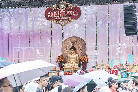 ◎ 五月五日,香港維多利亞公園內舉辦佛誕嘉年華,市民信眾參加禮佛、浴佛等活動,度過香港「佛誕節」公眾假期。圖為眾多市民排隊禮佛。(中新社記者侯宇 攝)
