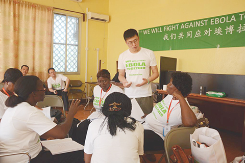 ◎ 中國疾控中心專家給當地學員做伊波拉防控培訓。