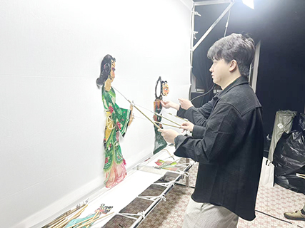 操木偶師在台後演出
