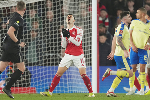 ◎ 四月四日,英格蘭南安普敦,阿仙奴隊球員加布里埃爾·馬田利尼利在英格蘭足總杯四分之一決賽中修咸頓隊與阿仙奴隊的比賽中見敗局已成,作出反應。(美聯社/DaveShopland)