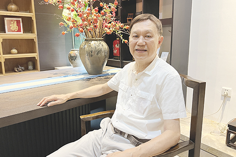 ◎ 九月十六日,台灣詩人方明在重慶接受中新社記者採訪。(中新社記者 鍾旖 攝)